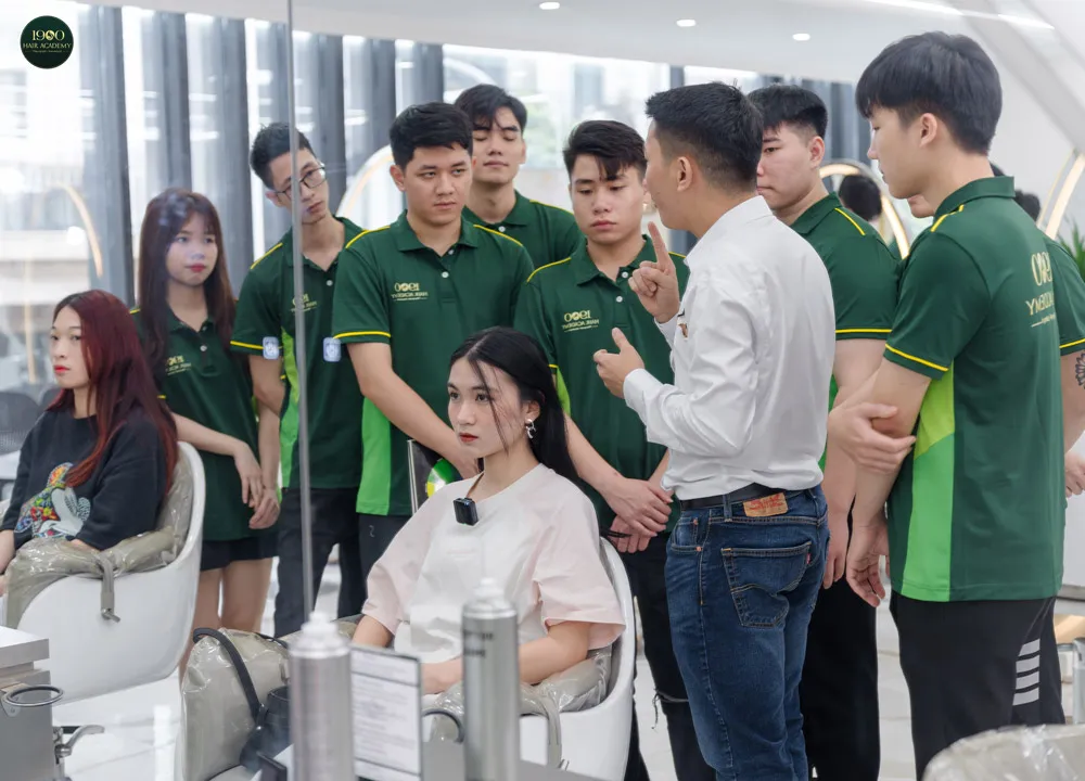 Học với chuyên gia hàng đầu sẽ giúp bạn học nghề tóc nhanh hơn