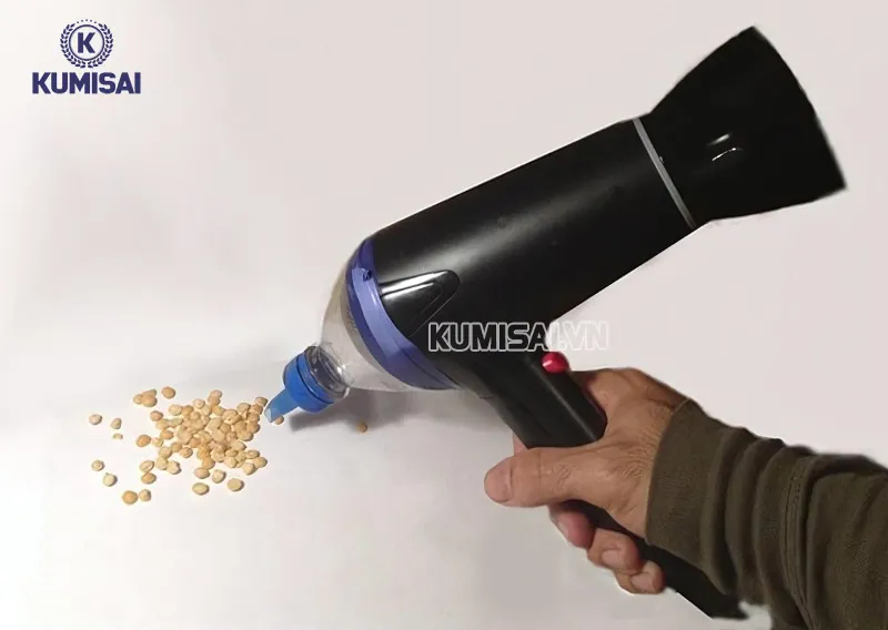 Minh họa cách sử dụng máy sấy tóc đã chế tạo để hút bụi
