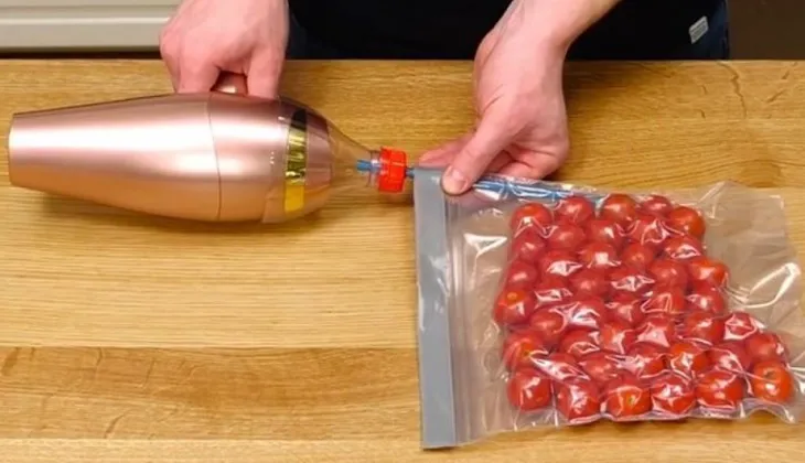 Tiến hành hút chân không thực phẩm.