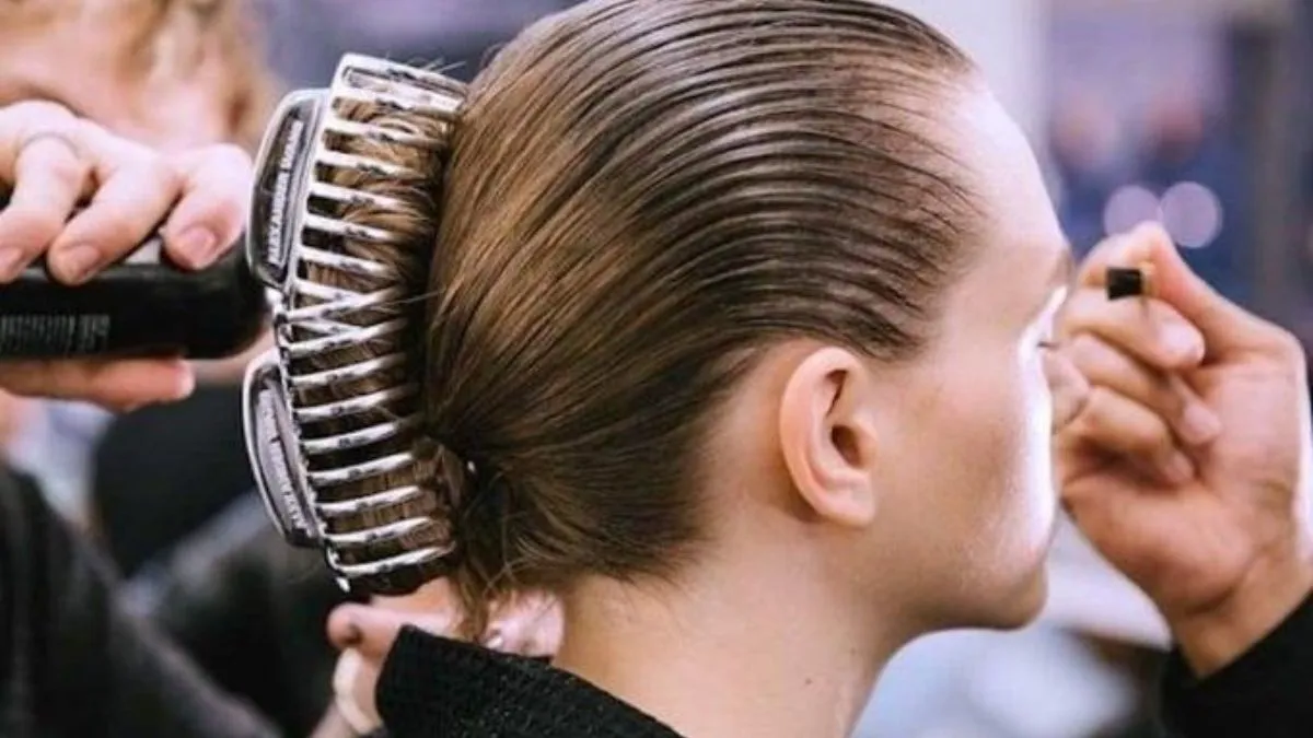 Kỹ thuật kẹp tóc càng cua kiểu Pháp (French Twist) sang trọng và cổ điển.