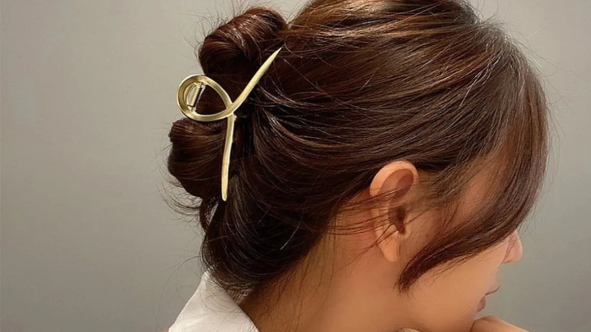 Cách kẹp tóc bằng kẹp càng cua tự nhiên, tạo phong cách độc đáo
