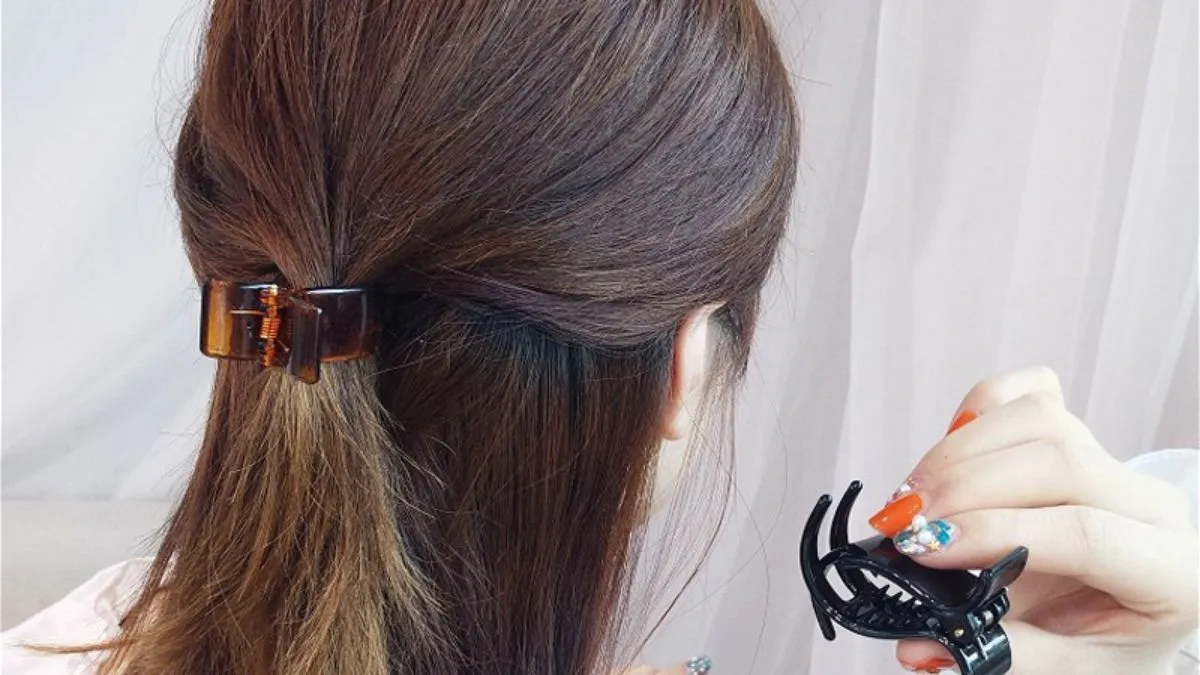 Cách kẹp tóc bằng kẹp càng cua bằng kẹp nhỏ cố định búi tóc xoăn sóng nước.