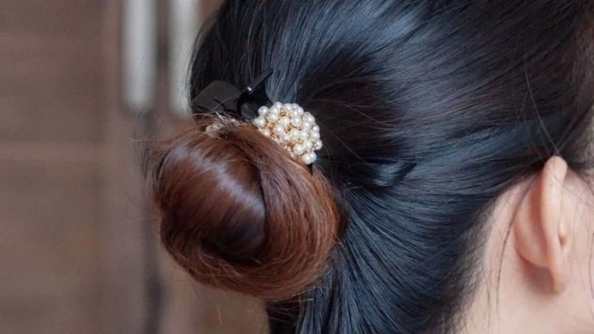 Cách kẹp tóc càng cua style củ hành, tôn lên vẻ đẹp dịu dàng