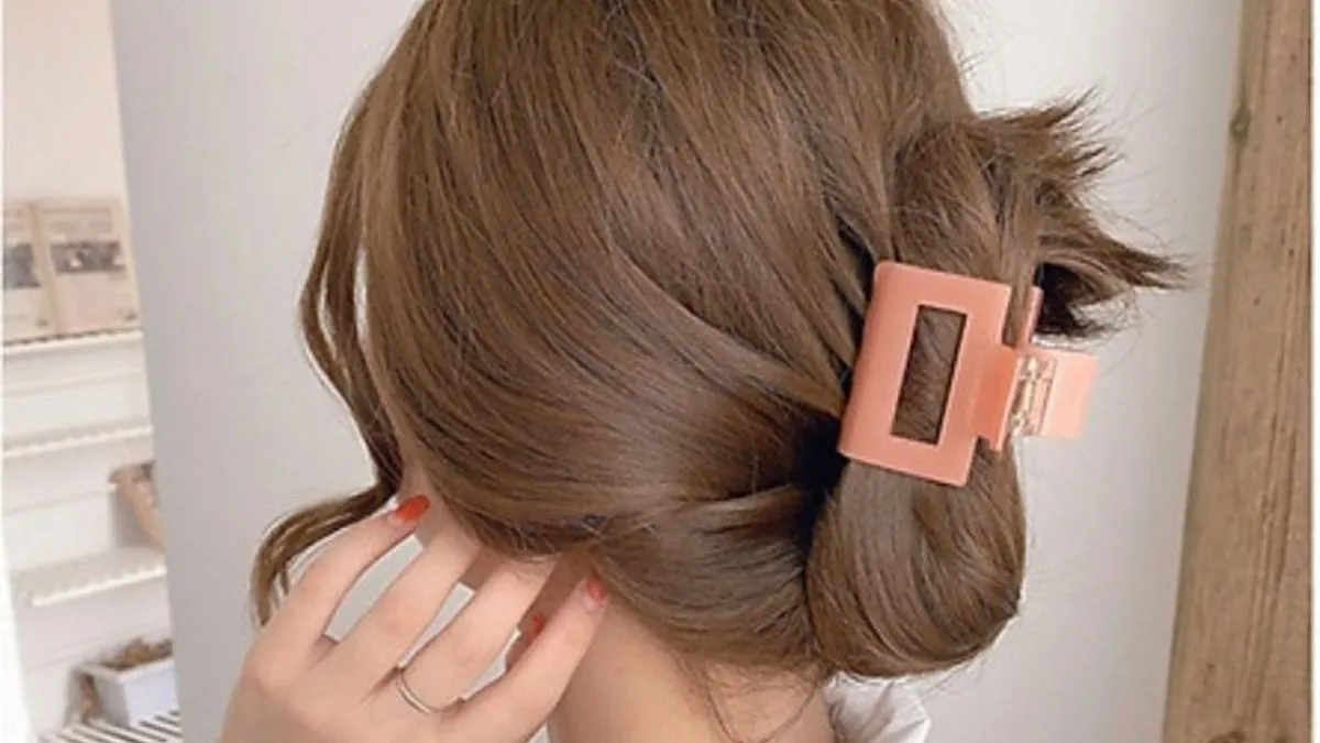 Kiểu búi tóc phồng bằng kẹp càng cua, tăng độ dày và bồng bềnh cho mái tóc.