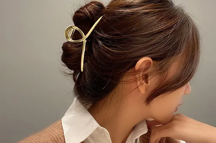 Kẹp càng cua là phụ kiện lý tưởng cho phong cách tóc mùa hè năng động