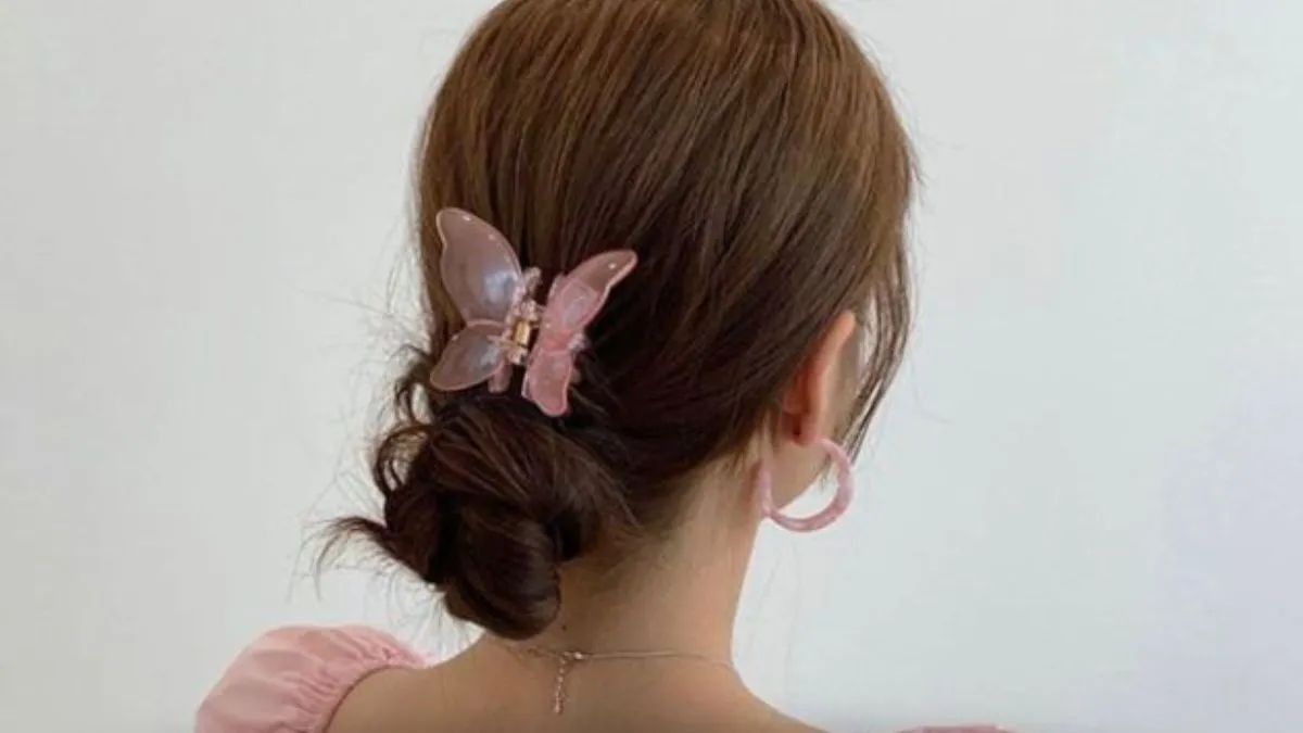 Cách kẹp tóc càng cua cho tóc dài kiểu búi thấp thanh lịch ở gáy.