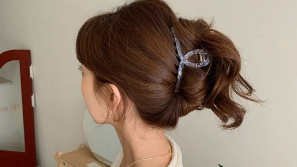 Kiểu búi tóc bằng kẹp càng cua gấp lại, phong cách nhẹ nhàng
