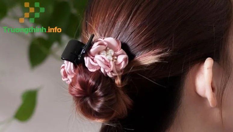 Kỹ thuật kẹp càng cua búi thấp cho tóc xoăn ngắn qua gáy