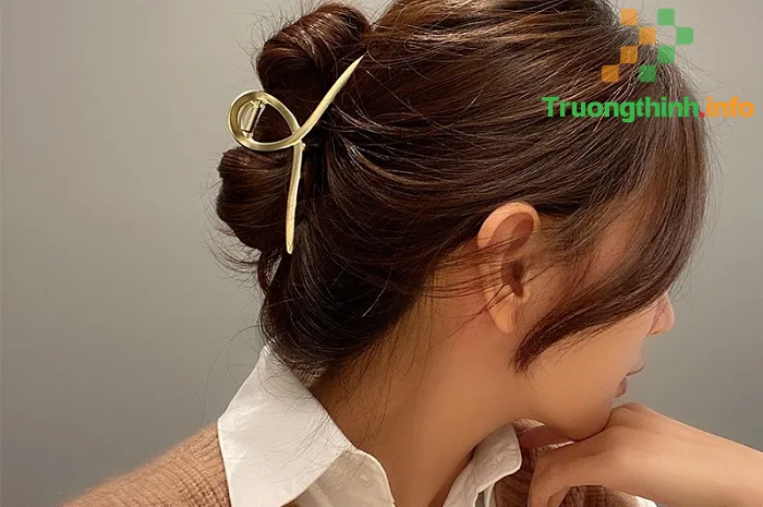 Kỹ thuật kẹp càng cua gập nhẹ cho tóc dài, mô phỏng kiểu tóc bún phồng cho tóc xoăn ngắn