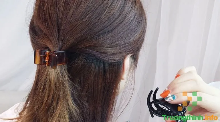 Kỹ thuật kẹp càng cua một nửa cho tóc dài, áp dụng cho tóc xoăn ngắn