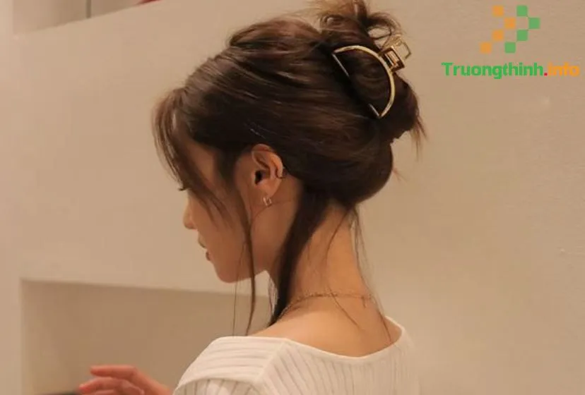 Kiểu tóc búi phồng bằng kẹp càng cua dài cho tóc layer, áp dụng cho tóc layer xoăn ngắn