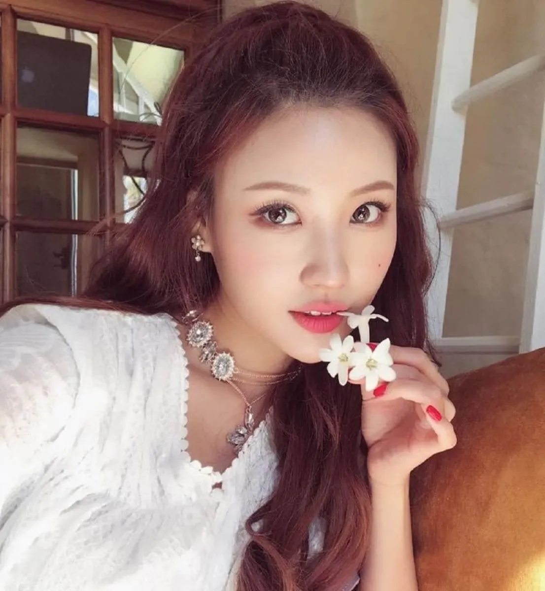 Kỹ thuật xoắn tóc mái ngược hai bên tinh tế