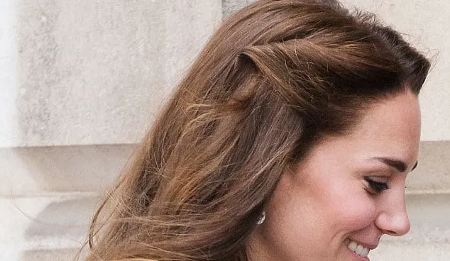 Kẹp tóc mái xoắn hai bên theo viền khuôn mặt