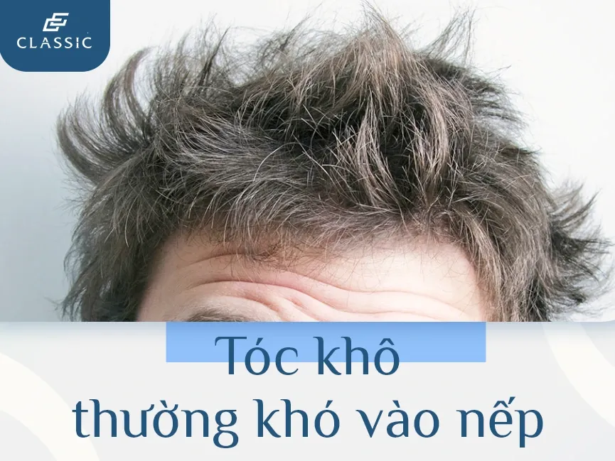 Nam giới đang thoa sản phẩm dưỡng ẩm lên mái tóc xoăn khô của mình