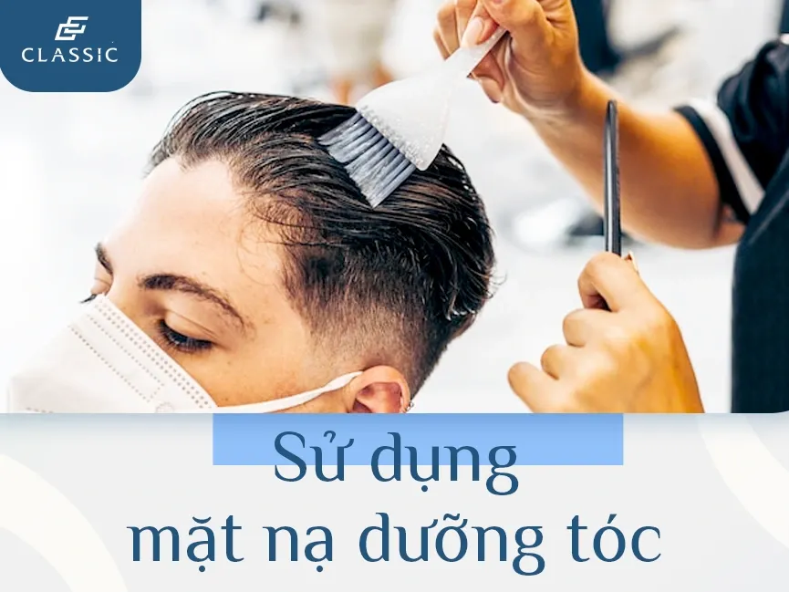 Nam giới đang ủ tóc bằng mặt nạ dưỡng ẩm chuyên sâu tại nhà