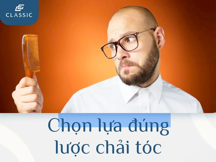 Nam giới đang sử dụng lược răng thưa để chải tóc ướt, một mẹo nhỏ trong cách để tóc xoăn nam
