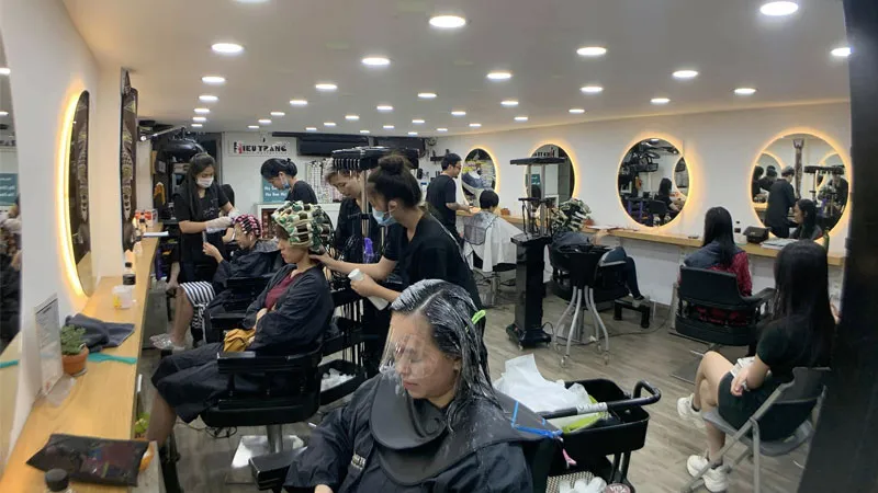 Tác hại của mùi thuốc uốn tóc hóa chất đối với không gian salon