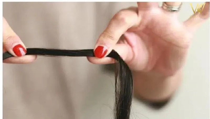 Người đang chuẩn bị tóc và các vật phẩm tâm linh cần thiết để thực hiện nghi thức