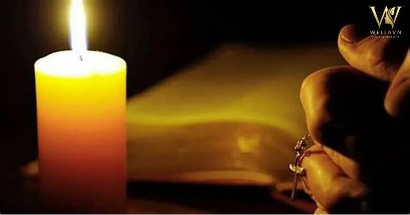 Cặp đôi đang ngồi trò chuyện, thể hiện sự kết nối và giao tiếp chân thật trong mối quan hệ