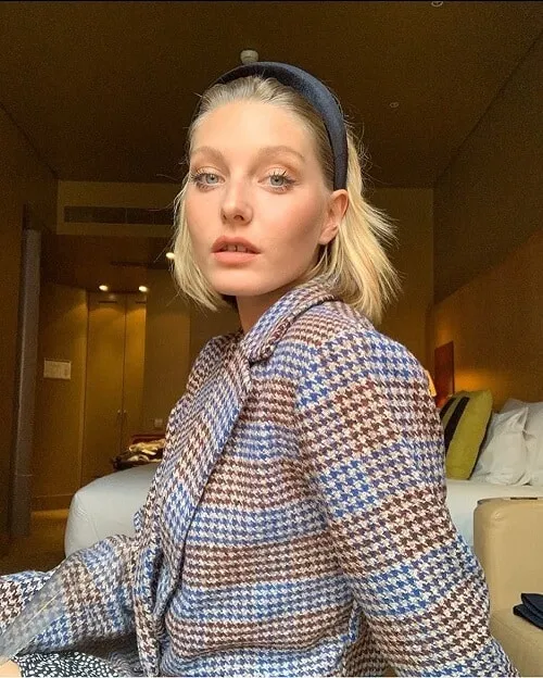 Góc chụp cận cảnh người phụ nữ tóc ngắn sử dụng bờm tóc bản rộng màu trung tính