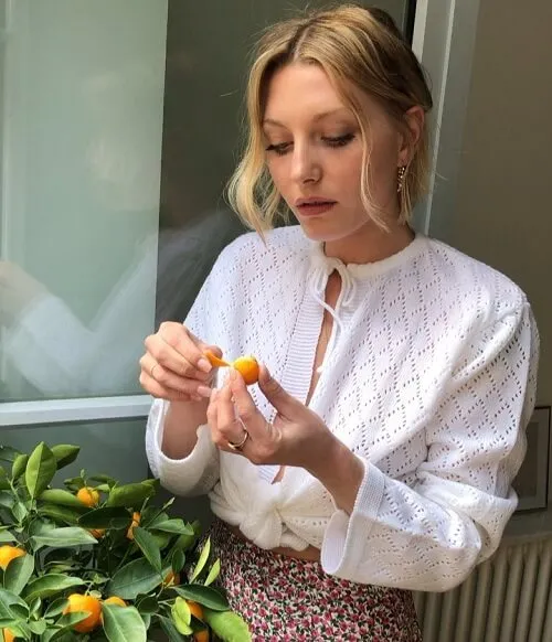 Người phụ nữ tóc bob với kiểu buộc thấp thanh lịch cùng lọn tóc mai buông lơi uốn nhẹ