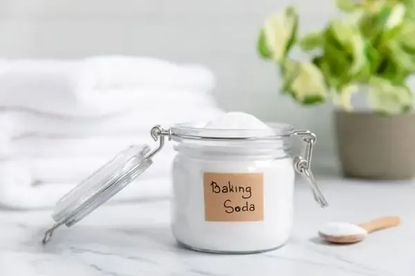 Hỗn hợp baking soda và nước là một mẹo tự nhiên giúp làm sạch sâu và hấp thụ dầu trên da đầu