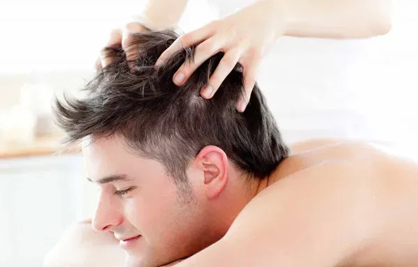 Massage da đầu thường xuyên là cách làm tóc cho nam đơn giản và hiệu quả