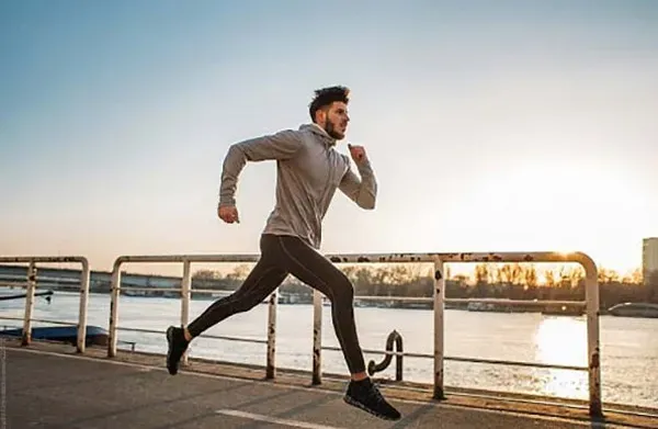 Cách Làm Tóc Cho Nam: Tập thể dục thường xuyên giúp tăng cường tuần hoàn máu da đầu