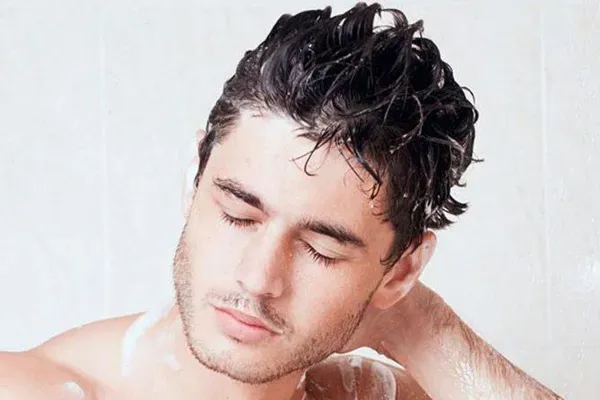 Cách Làm Tóc Cho Nam: Tuyệt đối không chải tóc khi tóc còn ướt