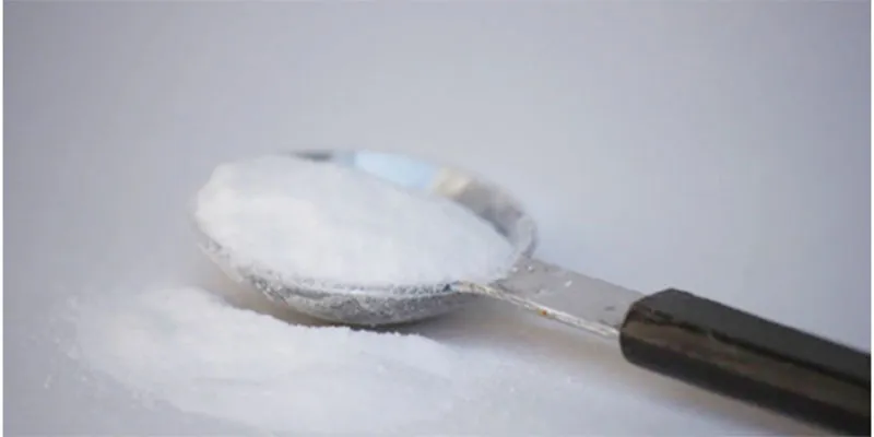 Nghiền nhỏ viên Vitamin C thành bột mịn hoàn toàn để hòa trộn vào gel nha đam