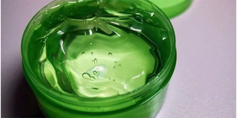 Thành phẩm keo vuốt tóc tự làm từ nha đam được bảo quản trong lọ thủy tinh kín