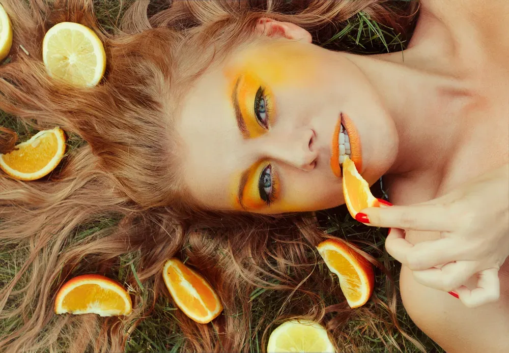 Dùng các nguyên liệu tự nhiên giúp làm mờ màu thuốc nhuộm tóc