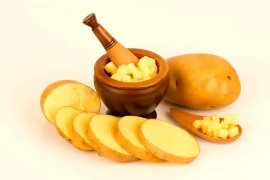 Phụ nữ đang massage tóc bằng nước luộc khoai tây sau khi gội đầu