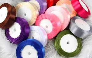 Những sợi ruy băng nhiều màu sắc được dùng để làm nơ kẹp tóc