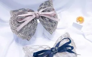 Thích style vintage thì dùng vải ren kết hợp với ruy băng cũng rất đẹp nha