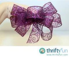 Nơ cài tóc màu tím đơn giản dùng trang trí tiệc cưới