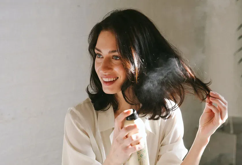 Màu nhuộm tóc sáng hoặc kỹ thuật highlight tạo cảm giác tóc dày hơn