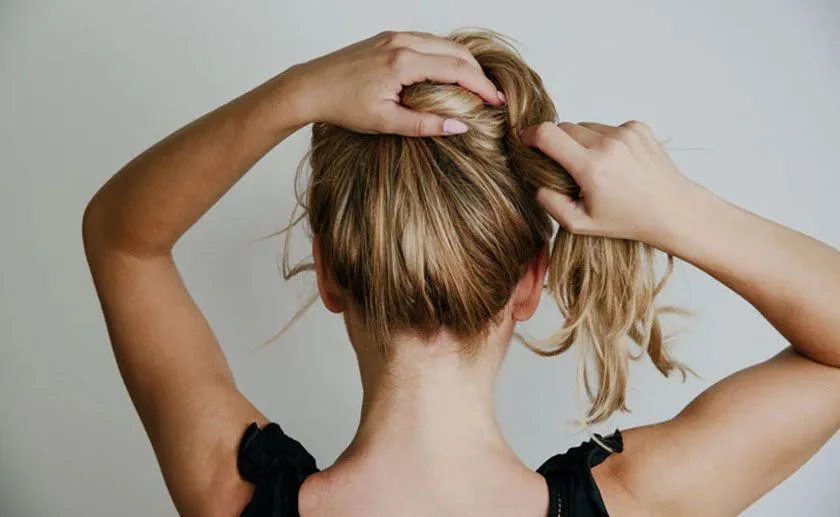 Búi tóc cao khi ngủ là cách làm tóc phồng tự nhiên qua đêm