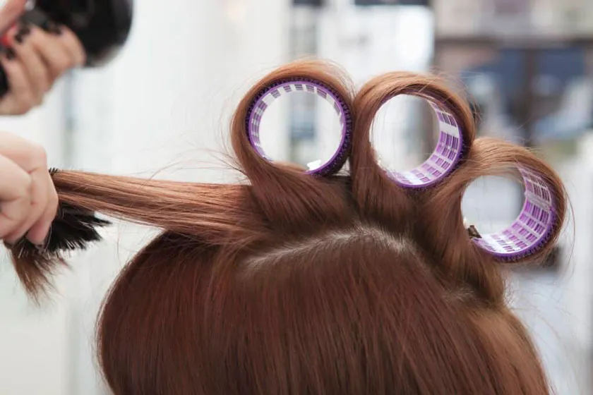 Sử dụng lô cuốn tóc để tạo độ phồng cho các lọn tóc