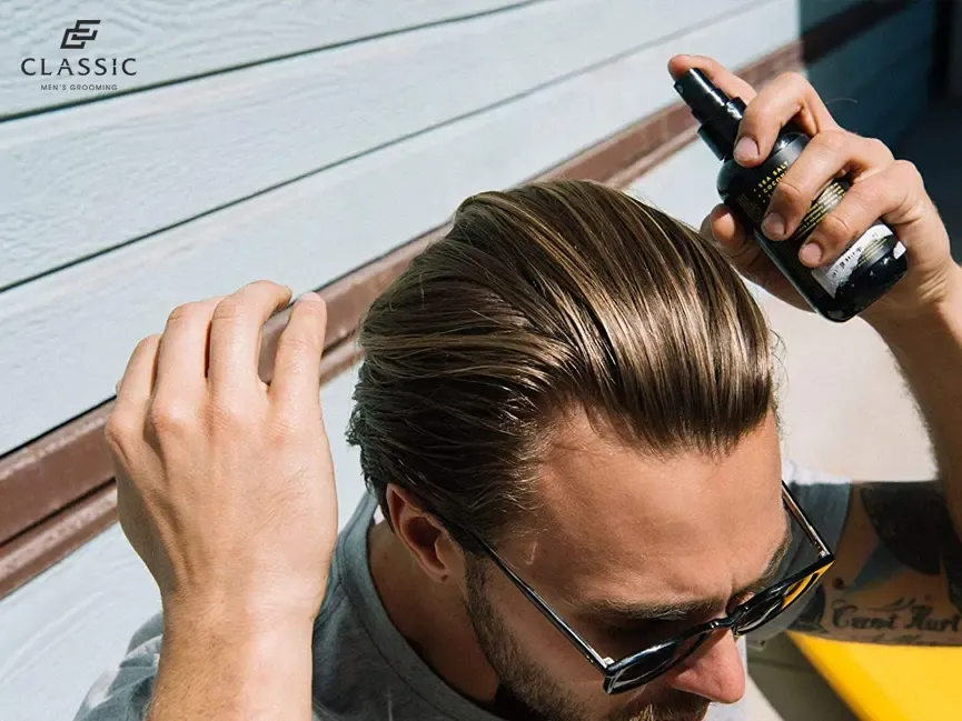 Nam giới đang sử dụng xịt muối biển, một cách làm phồng tóc nam đơn giản để tăng kết cấu