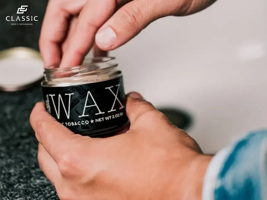 Một thợ tóc chuyên nghiệp đang vuốt keo tạo kiểu, sử dụng keo là cách làm phồng tóc nam hiệu quả để giữ nếp