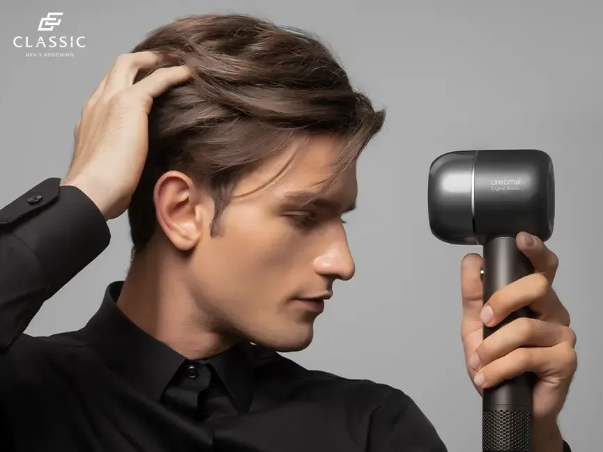 Nam giới đang thực hiện sấy tóc ngược chiều, đây là cách làm phồng tóc nam hiệu quả để nâng chân tóc