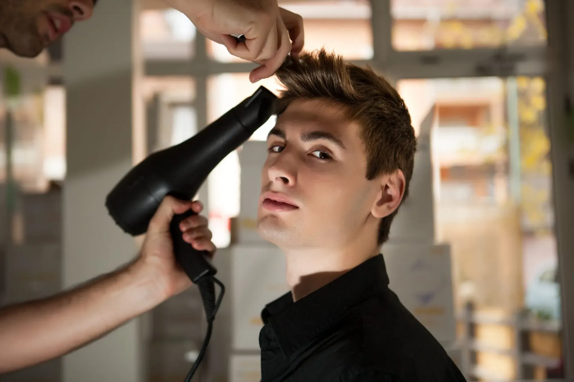 Cách làm tóc xoăn giữ nếp lâu với máy sấy khuếch tán nhiệt độ thấp