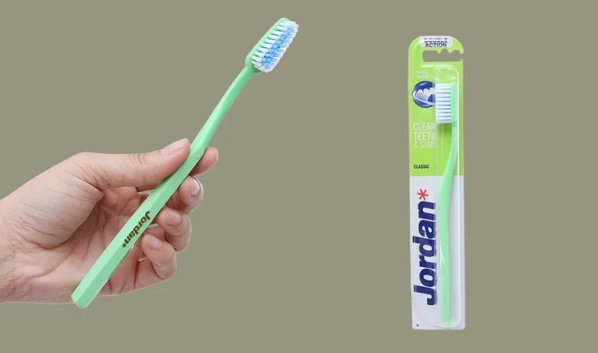 Sử dụng bàn chải mềm để phân bổ đều sản phẩm dưỡng ẩm hoặc thực hiện massage da đầu nhẹ nhàng