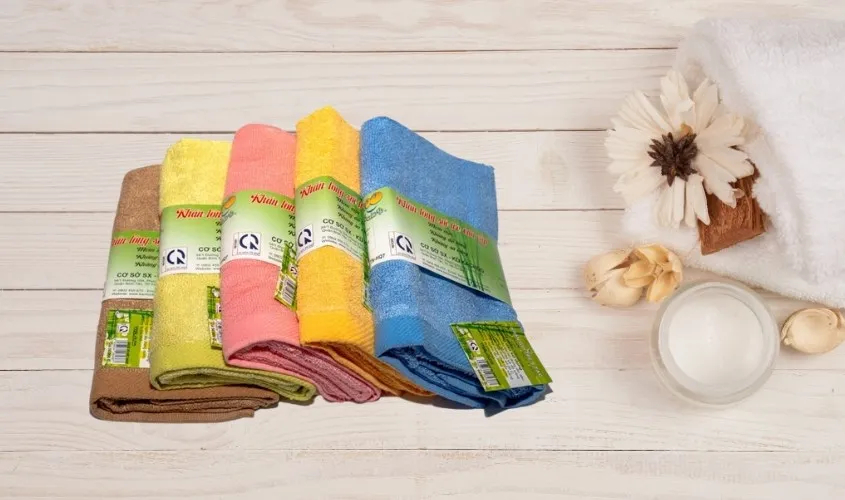 Khăn vải sợi tre dùng thấm khô tóc búp bê sau khi thực hiện cách làm tóc búp bê mượt