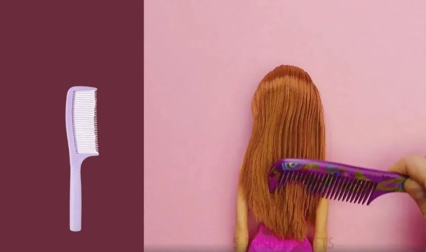 Khi tóc vẫn còn nước xả vải, dùng lược răng thưa chải tóc thật chậm để gỡ rối