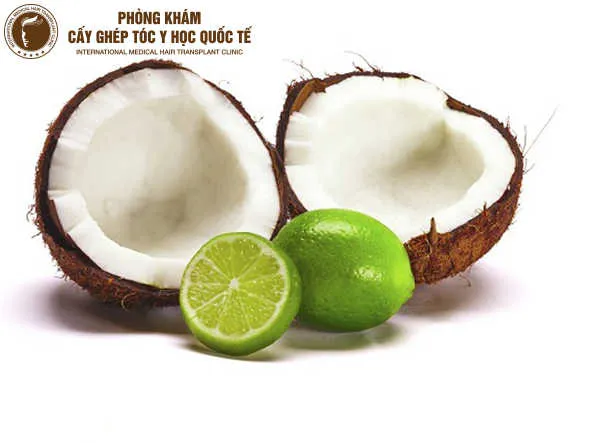 Người mẫu nam đang vuốt sản phẩm định hình lên phần tóc mái để tăng độ cứng