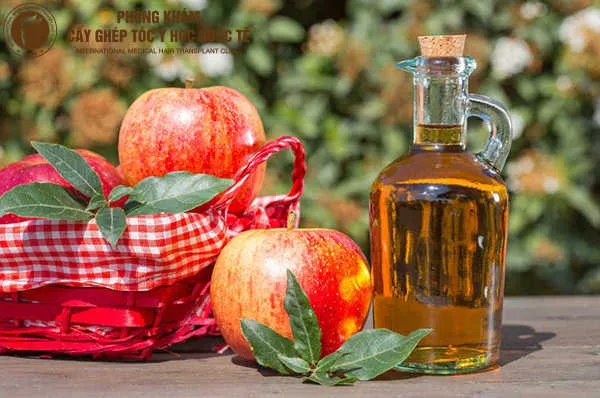 Hình ảnh minh họa việc xả tóc bằng nước giấm táo pha loãng