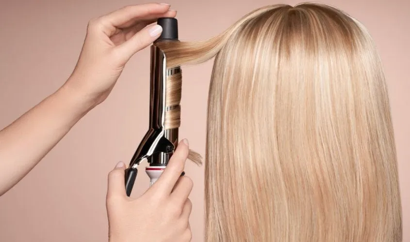 Thao tác với máy uốn tóc chuyên dụng, chi tiết cách làm máy uốn tóc hiệu quả