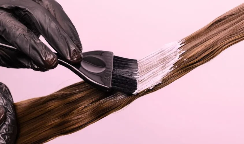 Bạn nên đến các salon uy tín hoặc dùng thuốc chất lượng để tránh làm hư tổn tóc